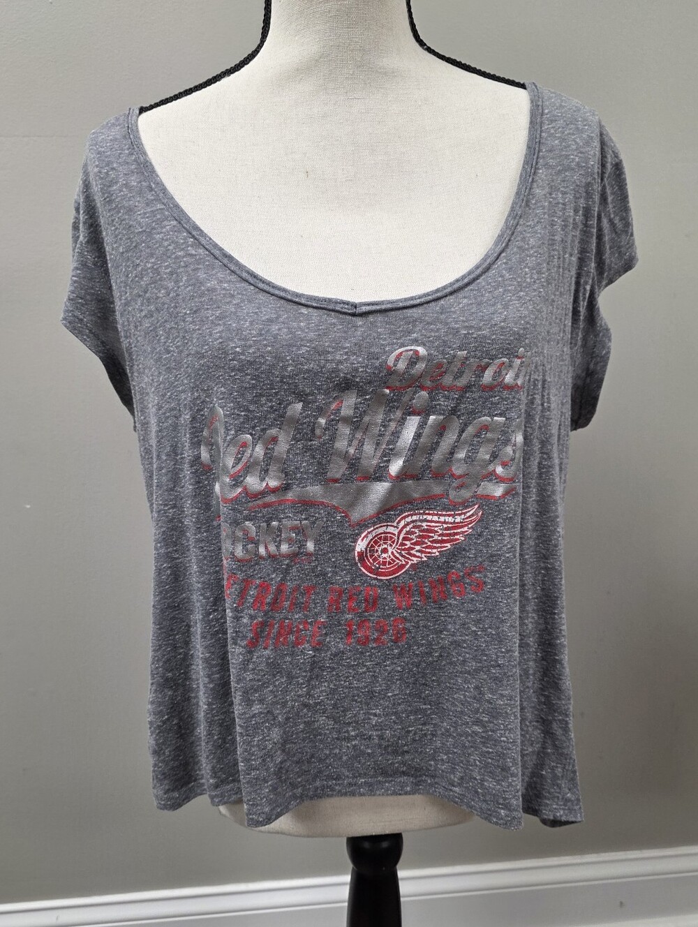 NHL Gray Scoop Neck Detroit Red Wings Tee Size XL